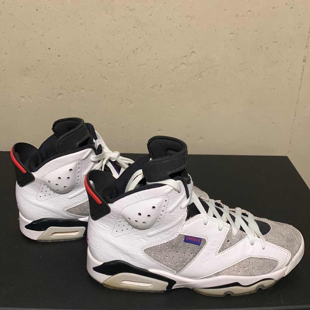 This is a pair of used Jordan 6 Flint in size 9